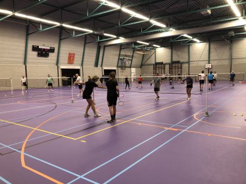 Graag zouden de badmintonners weer snel in de sporthal aan de slag gaan.