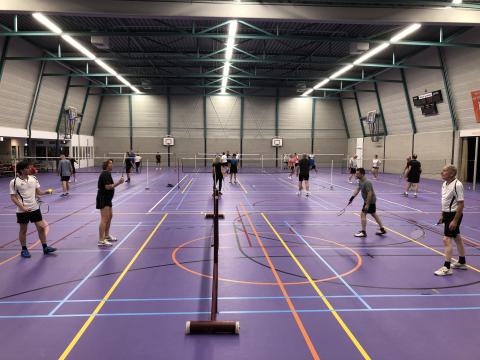 Badminton: op de camping een spel, maar in de zaal een leuke sport!