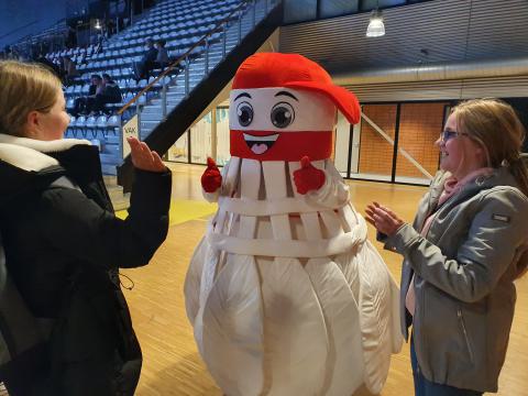 Maud en Imke Steegs van de jeugd Badminton Club Lieshout hadden duidelijk ook oog voor de mascotte van de Yonex Dutch Open.