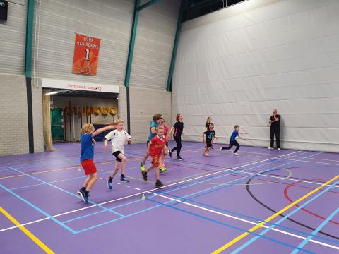 Onder toeziend oog van begeleider Rudi van Maaren warmen enkele deelnemers zich op voor het vrienden- en vriendinnentoernooi.