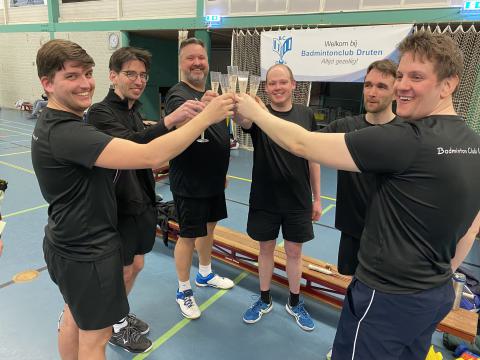 Een proostend BCL-H1/BouwCenter Swinkels met (vlnr.) Wouter van Vijfeijken, Ruud van Vijfeijken, Christian Klumpers, Bert Manders, Laurence Roijackers en Jeroen van der Heiden