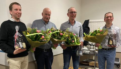 Alle jubilarissen van Badminton Club Lieshout op een rij met (v.l.n.r.) Derek Dirven (40 jaar), Wilco van den Bosch (25 jaar), Marthijn Junggeburth (25 jaar) en Niels Dirven (40 jaar).