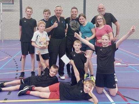 : Frans van Waardenburg (midden) ging natuurlijk op de foto met enkele begeleiders en jeugdleden