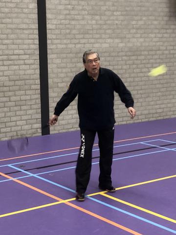 Badminton is een leuke sport: écht voor alle leeftijden: Kai Tchong speelt met zijn 86 jaar nog wekelijks zijn partijtjes bij de senioren.