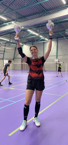 Ainara Vandegard kon bij de “Clubkampioenschappen Single 2024” liefst twee wisselbekers in ontvangst nemen.