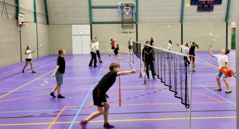 Badminton: op de camping een spel, maar in de zaal een razendsnelle en leuke sport !