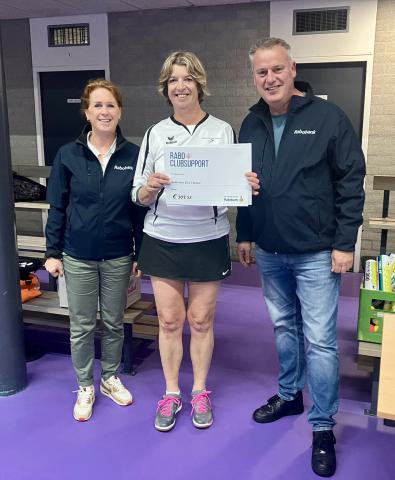 Penningmeester Ingrid Bergé (midden) mocht uit handen van Frank van Elderen (rechts) een mooie cheque in ontvangst nemen.