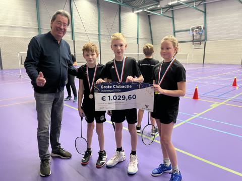 De top-loten-verkopers bij de jeugd: Teun Scheepers, Jim Schrama en Fay van den Elzen werden door het bestuur in het zonnetje gezet (Janna Franken was afwezig, maar is wel onderscheiden).