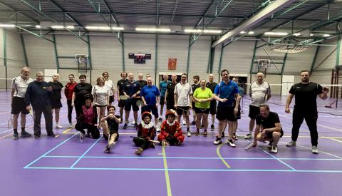 De speelavond van Badminton Club Lieshout -vlak voor 5 december- werd opgeluisterd door een groepje zéér mooie én actieve Pieten.