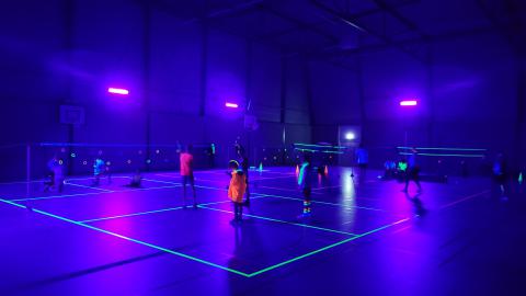 Het Glow-in-the-Dark badminton bij de jeugd is duidelijk in de smaak gevallen !