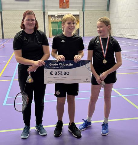 De top-loten-verkopers bij de jeugd zijn (v.l.n.r.) Asja Timmers, Siebe Klomp en Fay van den Elzen.