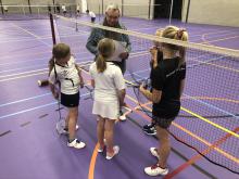 De jeugd van Badminton Club Lieshout speelt badminton met veel plezier: wil jij ze ook begeleiden?