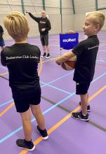 Basketballende badmintonners en badmintonnende basketballers maakten in Lieshout kennis met elkaars sport