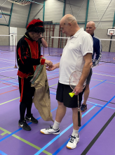 Ook de senioren van Badminton Club Lieshout zijn blij met de vrijgevigheid van de Sint