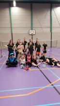 De eerste jeugdgroep van Badminton Club Lieshout, samen met de Pieten