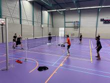 De spannende wedstrijd tussen BCL-H1/BouwCenter Swinkels en VBSC was reclame voor het badminton ! 