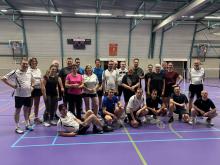 De deelnemers aan het “Buddy-toernooi” hebben een gezellige -en leerzame- badmintonavond gehad.