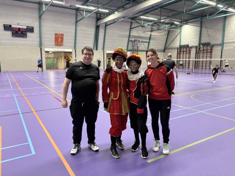 Tim van Bommel (links) en Ainara Vandegard (rechts) zijn twee van die vrijwilligers die o-zo belangrijk zijn voor Badminton Club Lieshout.