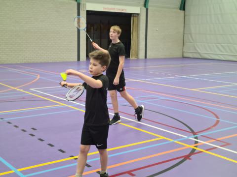 Mats Kuijpers serveert in de dubbel partij met Siebe Klomp