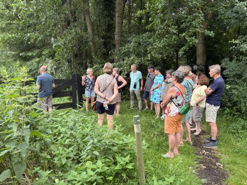 De senioren van Badminton Club Lieshout zijn op bezoek geweest in de natuurtuin van het IVN Laarbeek. 