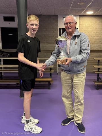Teun Scheepers (l.) krijgt de “Leo Bosch trofee” persoonlijk uitgereikt door oud-voorzitter Leo Bosch