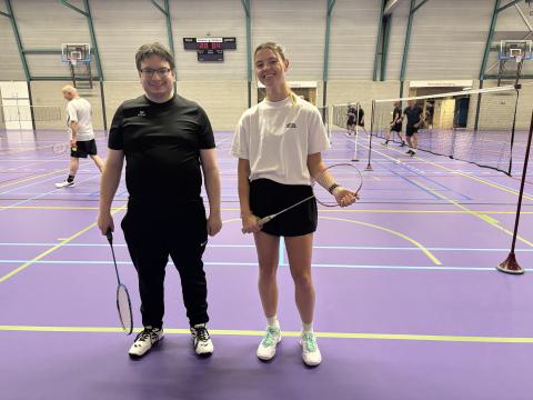 Tim van Bommel verzorgd samen met Ainara Vandegard de trainingen in het kader van “probeerbadminton”.