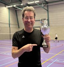 Stan van Vijfeijken is -tot zijn eigen verrassing- de winnaar van de B-poule tijdens de “Clubkampioenschappen Single 2025” bij de senioren van Badminton Club Lieshout
