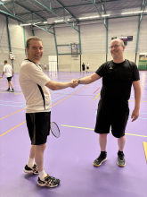 Derek Dirven (links) wordt door Patrick Oosterholt gefeliciteerd met zijn overwinning in de B-poule.