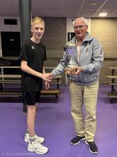 Teun Scheepers (l.) krijgt de “Leo Bosch trofee” persoonlijk uitgereikt door oud-voorzitter Leo Bosch
