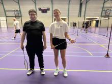 Tim van Bommel verzorgd samen met Ainara Vandegard de trainingen in het kader van “probeerbadminton”.